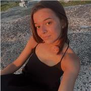 Hola! Me llamo Sofía, tengo 19 años. 
Estoy disponible por las tardes para dar clases a niños que cursen primaria! Un saludo